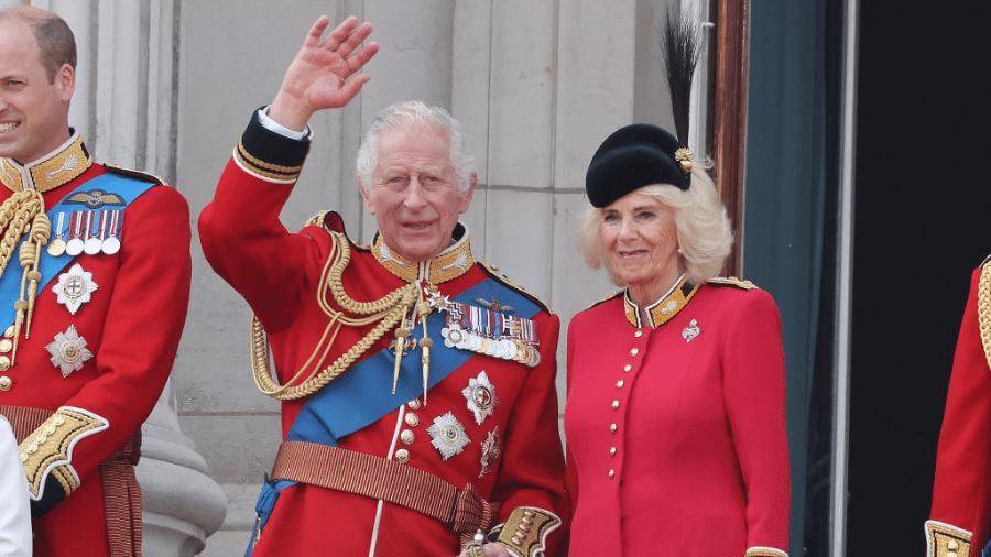 O rei Charles 3º ao lado da rainha Camilla no 'Trooping the Colour' de 2023