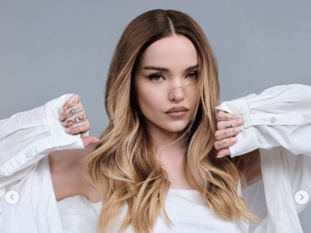 Dove Cameron publica foto de topless e ganha elogios de seguidores