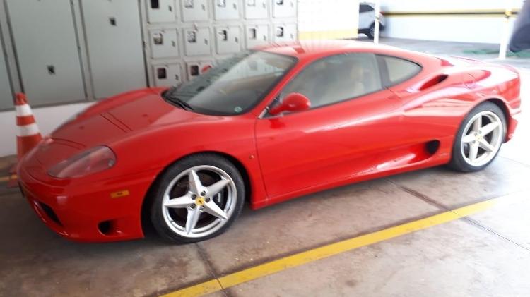 Ferrari como foi adquirida há quatro anos, ainda estacionada em garagem de São Luís, onde ficou sem rodar durante uma década