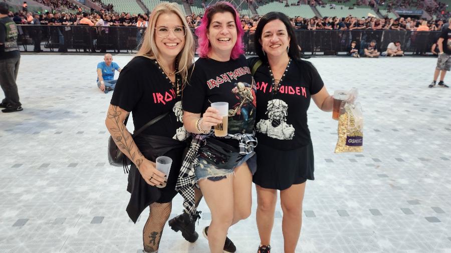 As amigas Helena Leitão, Vivian Mendes e Maria Fernanda Menezes fizeram suas próprias camisetas do Iron Maiden