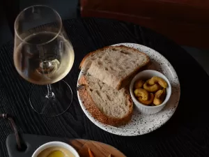 Esqueceu as borbulhas na virada? Nesse bar, elas são diversão o ano todo