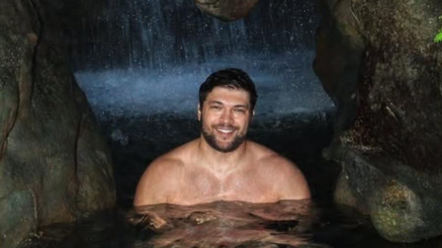 Marido de Maria Padilha posa de sunga em cachoeira; veja