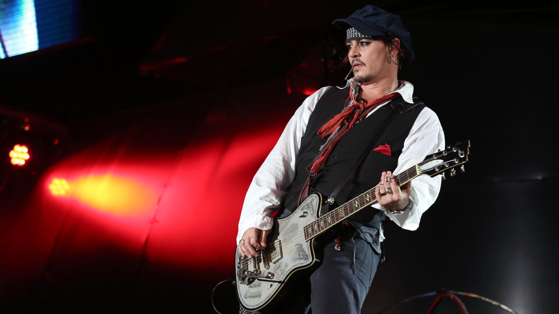 24.set.2015 - Johnny Depp se apresenta no grupo Hollywood Vampire no palco Mundo no Rock in Rio 2015 - Marco Teixeira/UOL