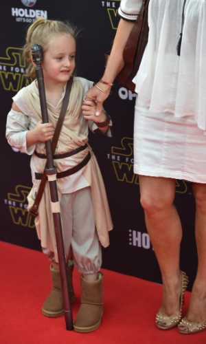 16.dez.2015 - Uma pequena fã de "Star Wars" vestida de Rey, personagem de Daisy Ridley, acompanha a pré-estreia do filme na Austrália