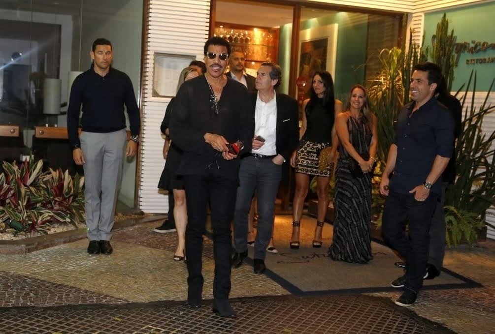 4.mar.2016 - Lionel Richie é clicado ao deixar restaurante em Ipanema, no Rio de Janeiro. O cantor está no Brasil par shows em Curitiba (PR) neste domingo; no Rio de Janeiro na terça-feira; e em São Paulo na quarta - Fábio Martins/AgNews