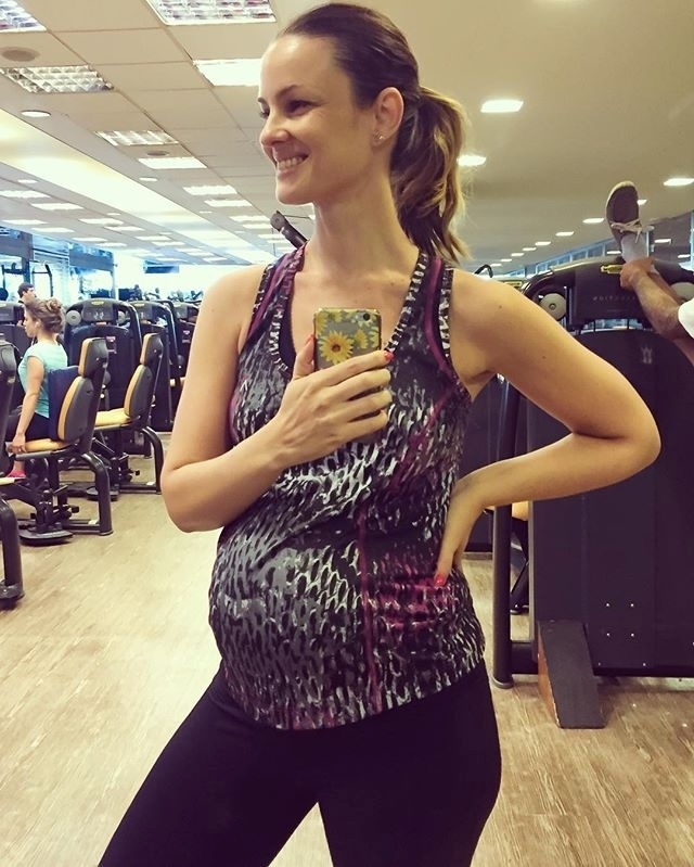 28.mar.2016 - Mesmo com barrigão de 25 semanas de gravidez, Carolina Kasting não descuida da saúde. A atriz publicou uma foto na academia nesta segunda (28): "Mantendo a disciplina!" - Reprodução/Instagram/kastingcarolina