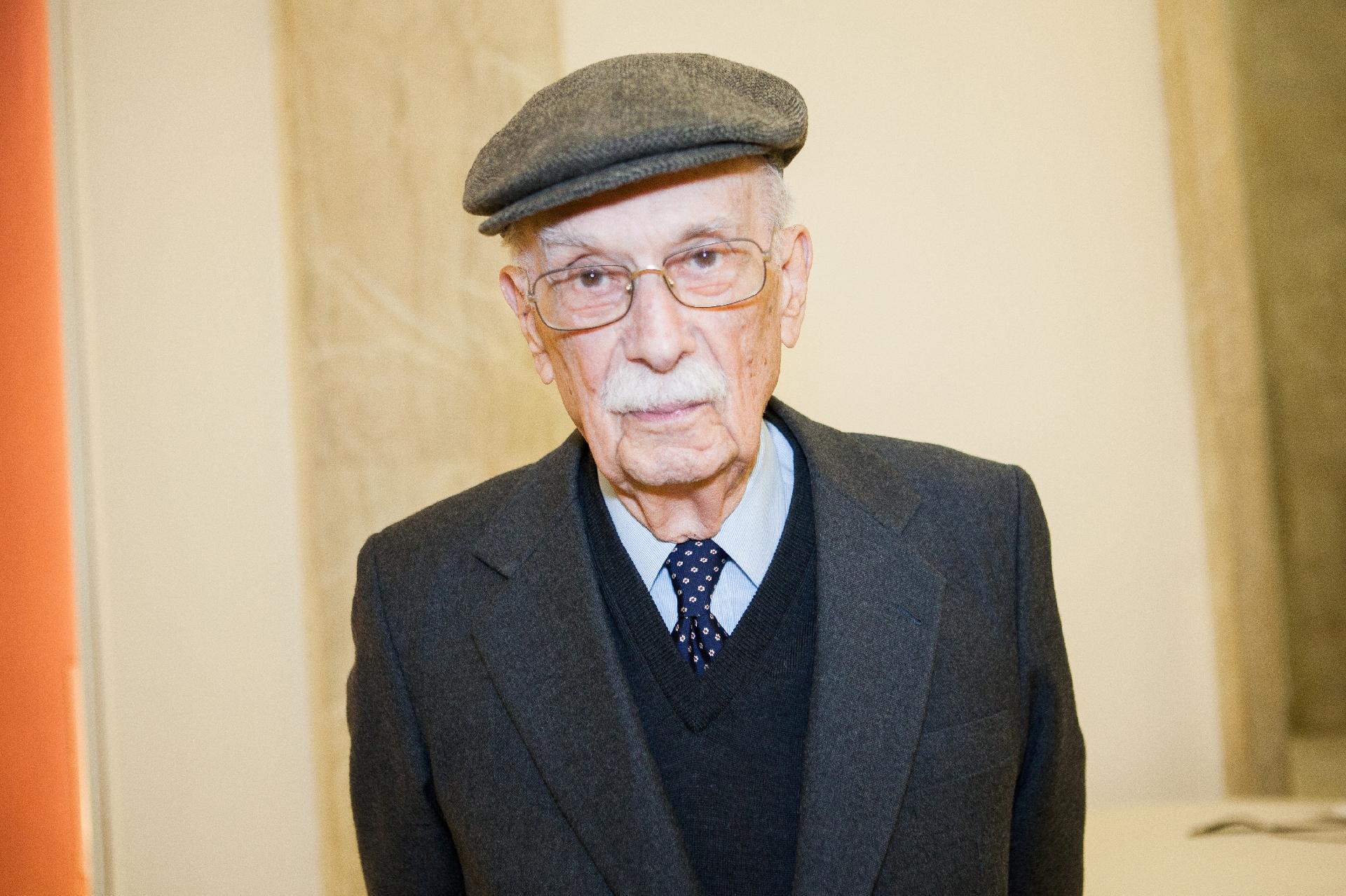 22.mai.2015 - O sociólogo e crítico literário Antonio Candido - Raquel Cunha/Folhapress