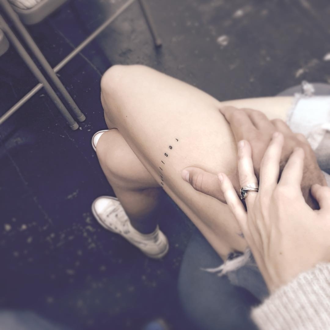 11.abr.2016 - Grávida? A atriz Barbara Mori, famosa no Brasil como protagonista da novela mexicana "Rubi" (2004), exibida pelo SBT, intrigou os fãs sobre uma suposta gravidez. Em seu perfil no Instagram, ela publicou uma foto segurando a mão do marido, o jogador de beisebol Kenneth Ray Sigman, com a legenda "Juntos os três". Imediatamente, seguidores comentaram a publicação parabenizando a artista, que está casada desde fevereiro e tem um filho de 18 anos - Reprodução/Instagram/delamori