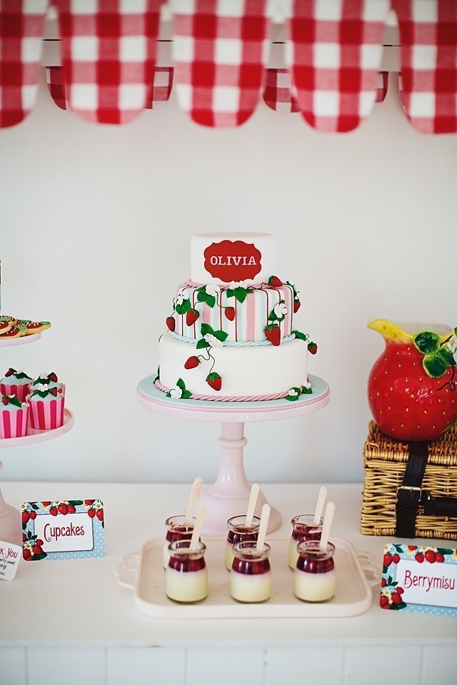 Colocado em potinhos charmosos, o docinho "berrymissu" - espécie de tiramissu (doce italiano que leva queijo mascarpone e café) foi feito com calda de frutas vermelhas no lugar da bebida e ganhou destaque na mesa do Parabéns - Reprodução/Pinterest