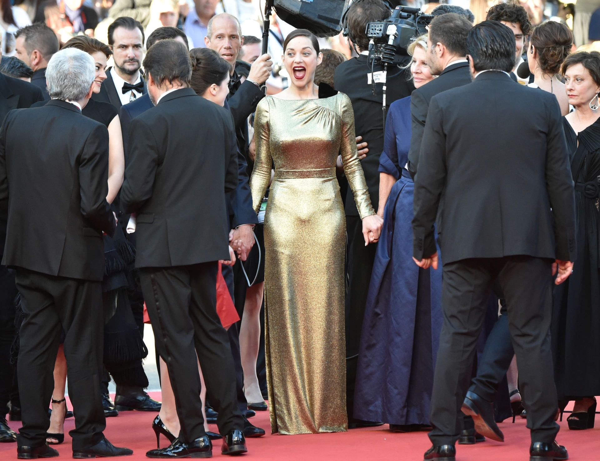 15.mai.2016 - Estrela de "Mal de Pierres", Marion Cotillard cruza o tapete vermelho antes da exibição do filme em Cannes - REUTERS/Yves Herman