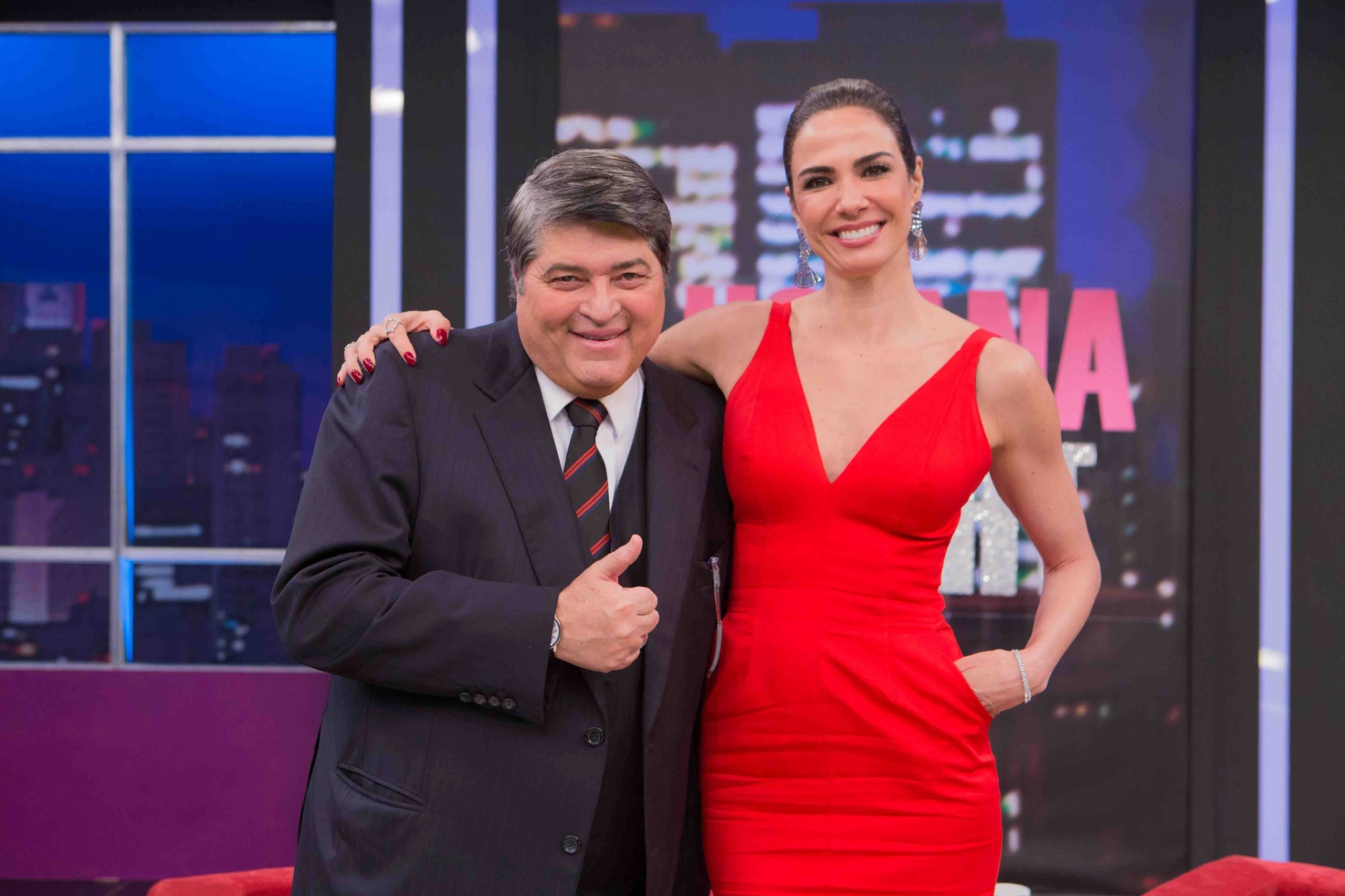24.mai.2016 - Luciana Gimenez redebe José Luiz Datena no "Luciana By Night", seu talk-show na RedeTV! - Artur Igrecias/RedeTV!
