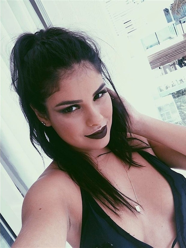 31.mai.2016 - Quase dois meses depois de vencer o "BBB16", Munik não esqueceu dos seus seguidores,que praticamente lhe deram o título de campeã. Nesta terça-feira (31), assim que postou uma foto em que aparece decotada e de batom escuro, a ex-BBB recebeu vários elogios como "Linda", "Maravilhosa" e "'Gata". Desde o fim do programa, Munik está morando no Rio e trabalha com presenças vips e ensaios de moda - Reprodução/Instragram/munikbnoficial