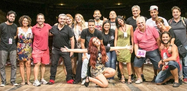 Bianca Andrade (à frente) com a equipe da peça "Boca Rosa" no Teatro Coliseu, em Santos (SP) - MR Fotografia/Divulgação - MR Fotografia/Divulgação