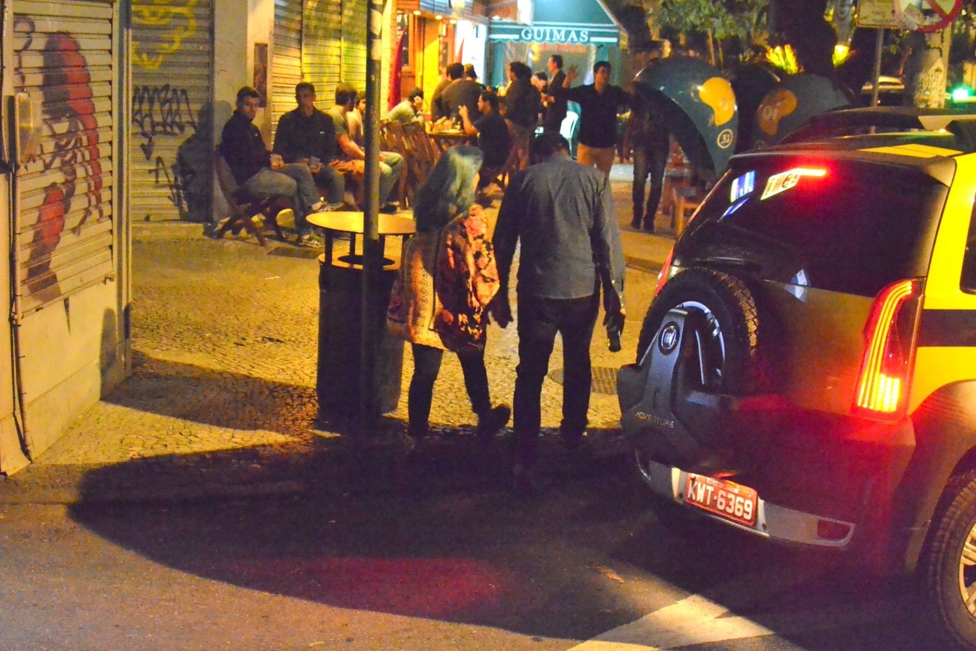 8.jul.2016 - Marcelo Adnet é flagrado andando pelas ruas da Gávea, no Rio, na companhia de uma mulher - Webert Belicio/ AgNews