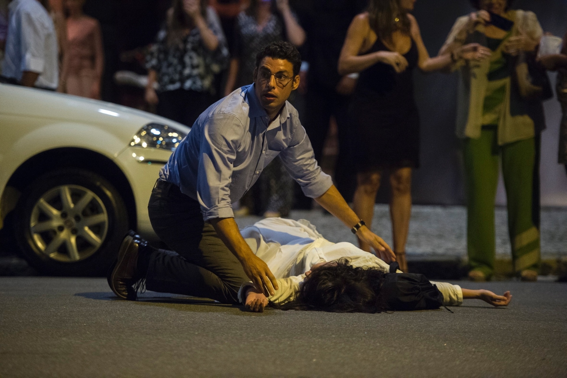 8.jul.2016 - Maurício (Cauã Reymond) socorre a mulher Beatriz (Marjorie Estiano) após acidente em "Justiça" - Divulgação/Globo