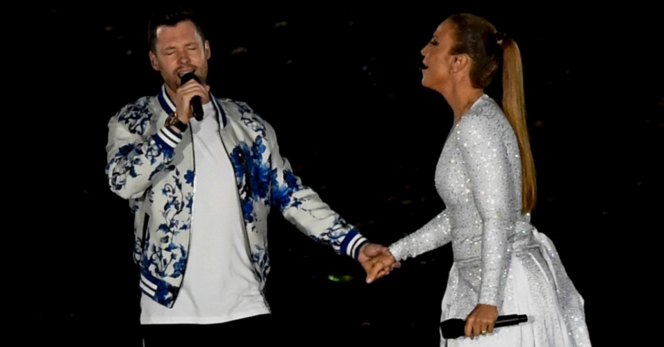18. set.2016 - O cantor britânico Calum Scott e Ivete Sangalo se apresentam no encerramento da Paraolimpíada da Rio-2016, no Estádio do Maracanã