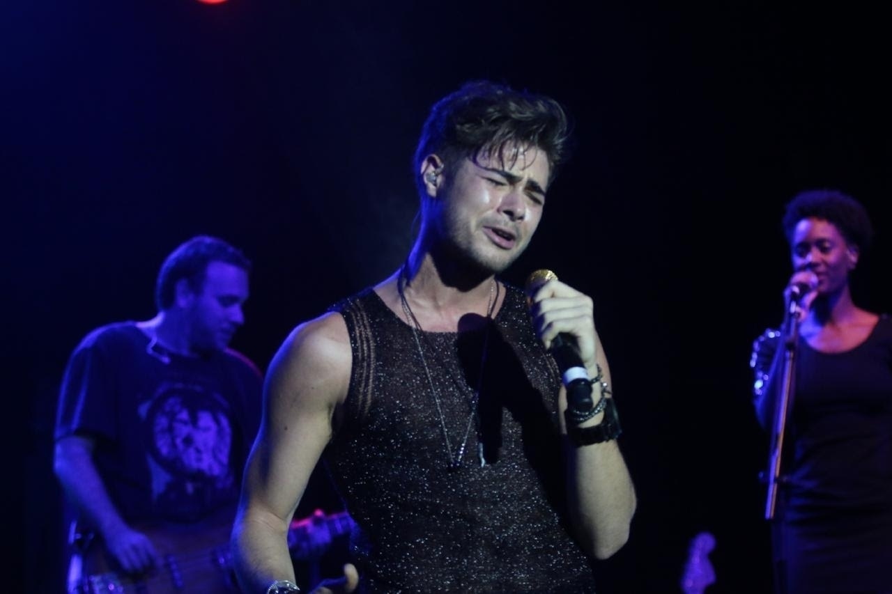 31.out.2016 - Na noite desta segunda-feira, Rafael Vitti mostrou seu talento musical na festa de lançamento da novela "Rock Story" que aconteceu no Teatro Rival, no centro do Rio de Janeiro. Na nova trama, o ator viverá o músico Léo Régis - AgNews