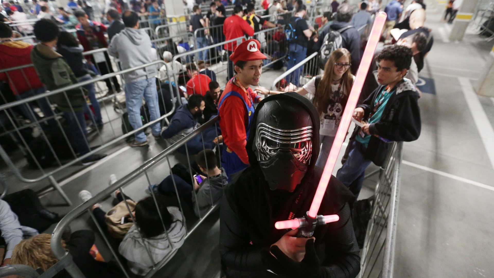 1º.dez.2016 - Público aguarda a abertura dos portões para o primeiro dia de Comic Con Experience, em São Paulo - Ricardo Matsukawa/UOL