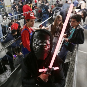 1º.dez.2016 - Público aguarda a abertura dos portões para o primeiro dia de Comic Con Experience, em São Paulo - Ricardo Matsukawa/UOL
