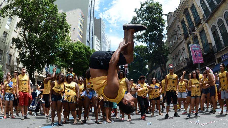 Concentração do bloco "AfroReggae" levou milhares de pessoas a enfrentar o calor do Rio de Janeiro - André Durão/UOL