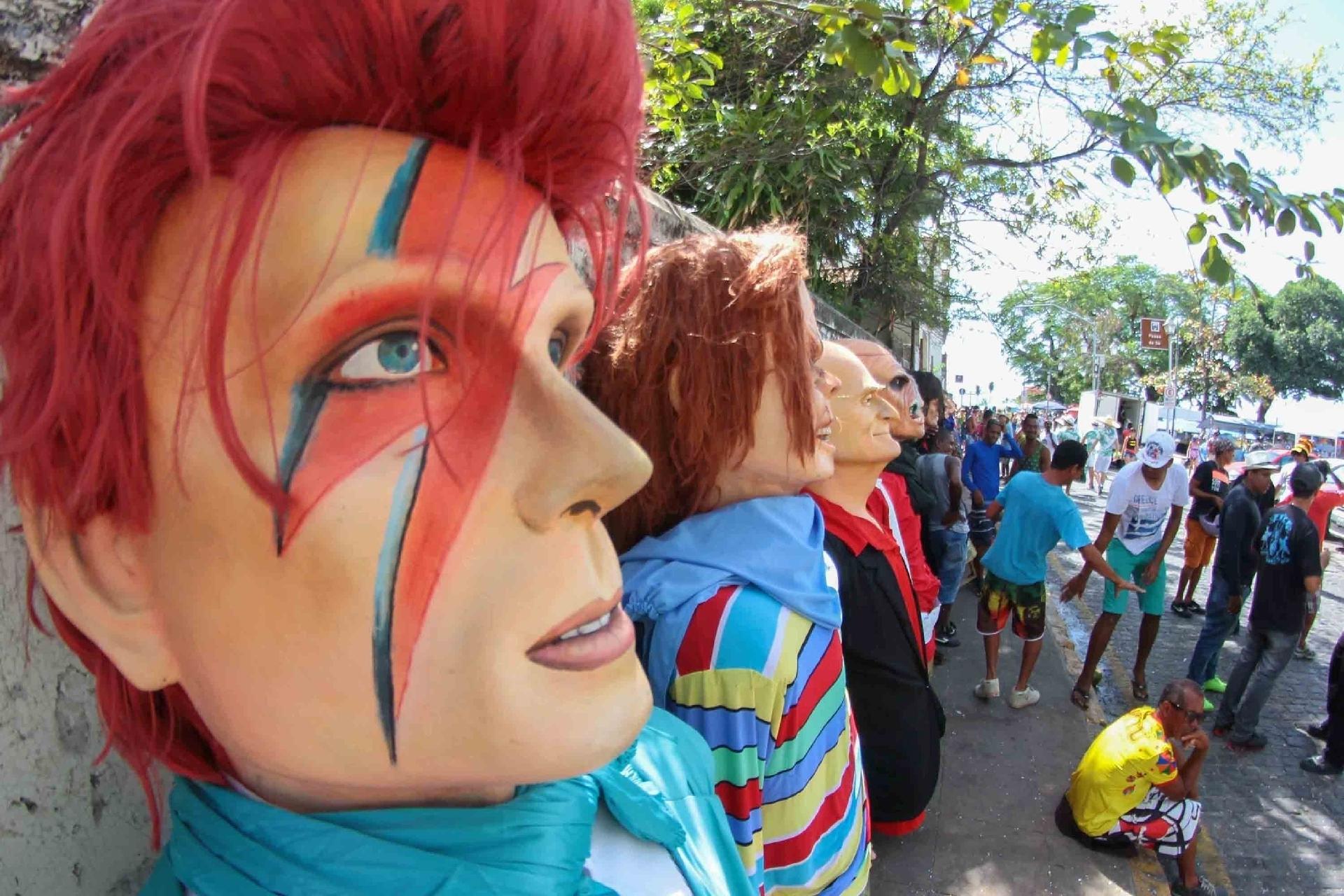 O músico David Bowie, que faleceu no começo de 2016, foi um dos reverenciados pelo folião - Marlon Costa/Futura Press/Folhapress