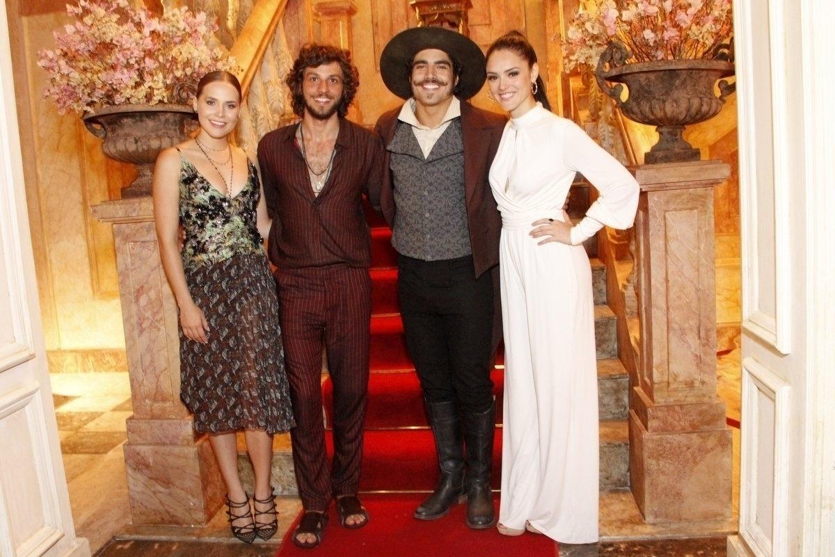 Letíciia Collin, Chay Sued, Caio Castro e Isabelle Drummond posam para fotos no lançamento da novela "Novo Mundo" - AgNews