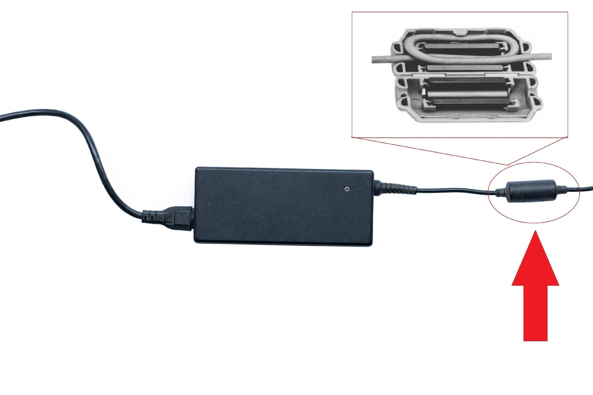 Cilindro no cabo do notebook - iStock