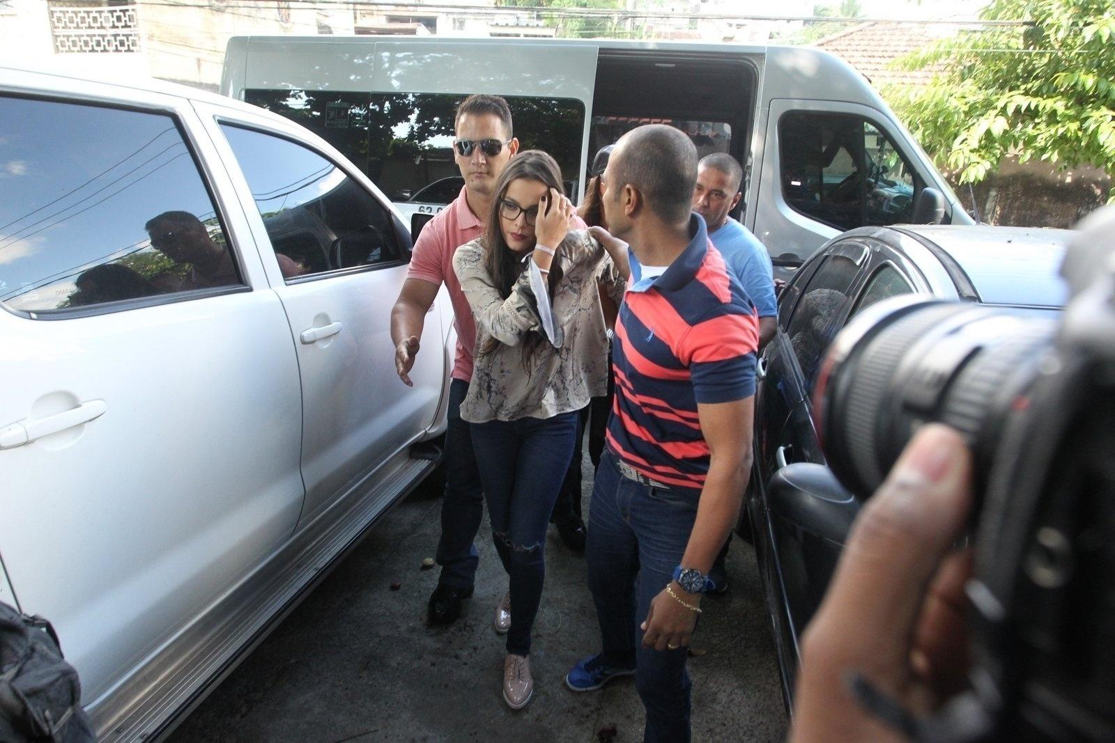 Emilly chega à delegacia da mulher, no Rio, onde prestará depoimento - Marcello Sá Barreto / Ag News