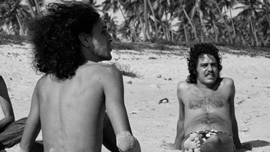 Os ícones da MPB Caetano Veloso e Chico Buarque curtem uma praia nos anos 1970 - Reprodução/Instagram