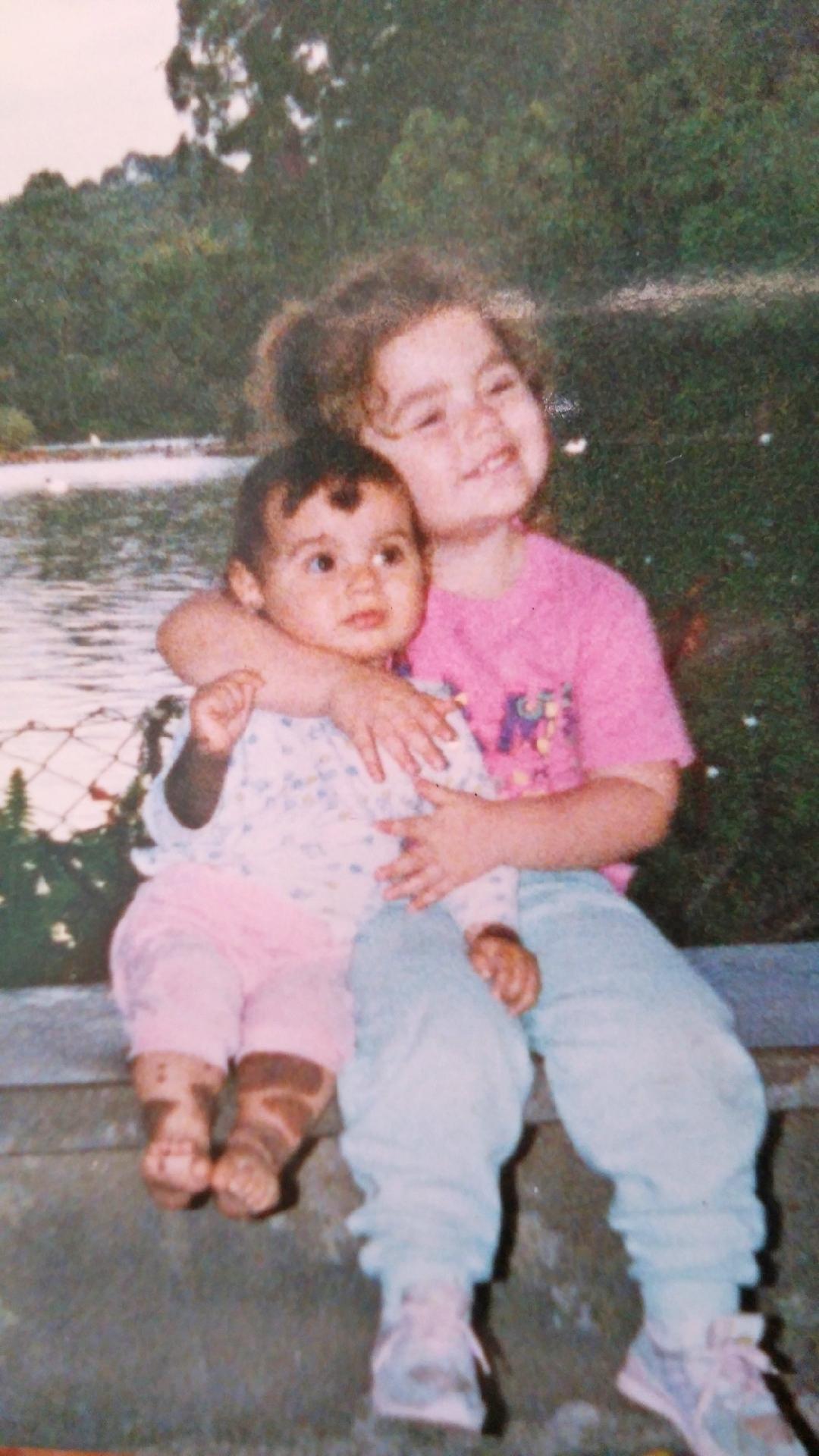 Aqui, ela posa com a irmã mais velha, Thaís - HotSpot Midia