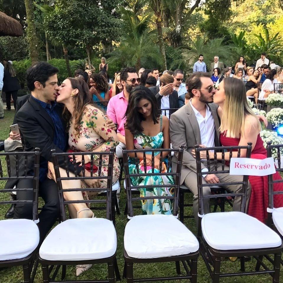 Mateus Solano e Paula Braun dão um beijão durante casamento de Maíra Charken no Rio - Reprodução/Instagram