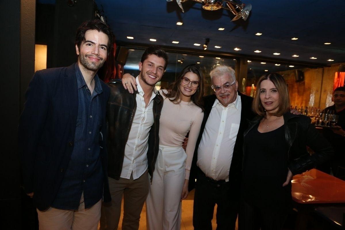 Luiz Fernando Coutinho, Klebber Toledo, Camila Queiroz, Walcyr Carrasco e Liège Monteiro posam juntos no Bar de Lisboa, no Leblon - André Freitas/ AgNews