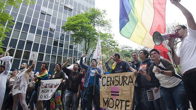 Protesto contra o fechamento da mostra Queermuseu, em frente ao Santander Cultural de Porto Alegre - Anderson Astor/Folhapress - Anderson Astor/Folhapress
