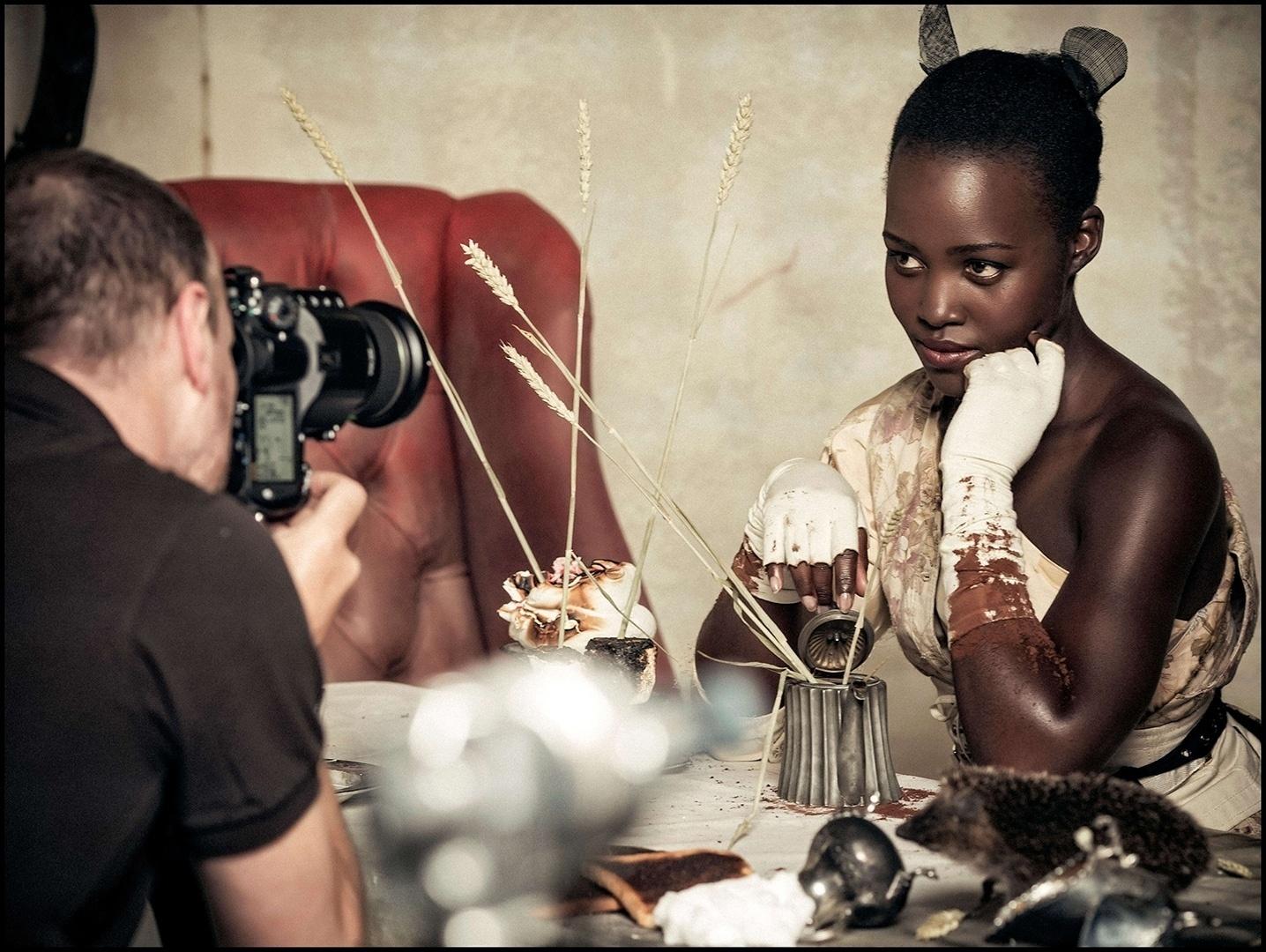 O Calendário Pirelli reuniu estrelas negras para os cliques de Tim Walker do clássico Alice no País das Maravilhas. A atriz Lupita Nyong'o representou o Dormidongo - Divulgação