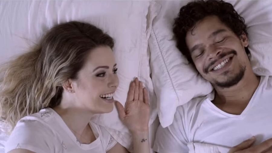 Sandy faz par romântico com José Trassi no clipe de "Nosso Nó(s)" - Reprodução
