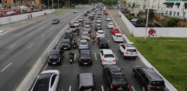 Motoristas enfrentam trânsito congestionado no corredor norte-sul sentido marginal na saída para o Carnaval - Nelson Antoine/Folhapress