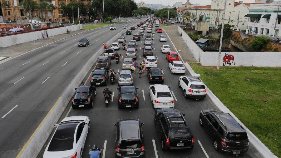 Motoristas enfrentam trânsito congestionado eme São Paulo na saída para o Carnaval - Nelson Antoine/Folhapress