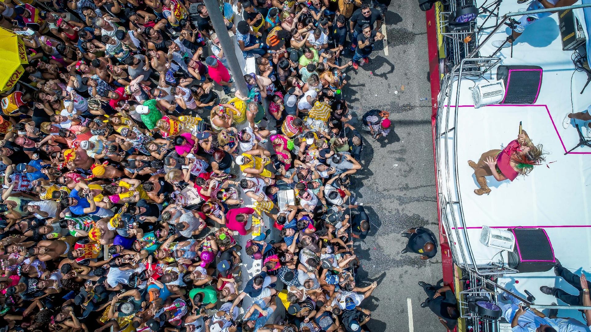 Público acompanha desfile do Bloco Largadinho, da cantora Claudia Leitte, pela av. 23 de Maio, zona sul de São Paulo - Edson Lopes Jr./UOL
