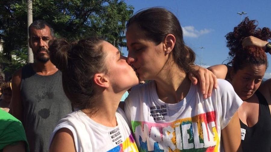 Bruna Linzmeyer divulga foto beijando namorada em manifestação na Maré, no Rio de Janeiro - Reprodução