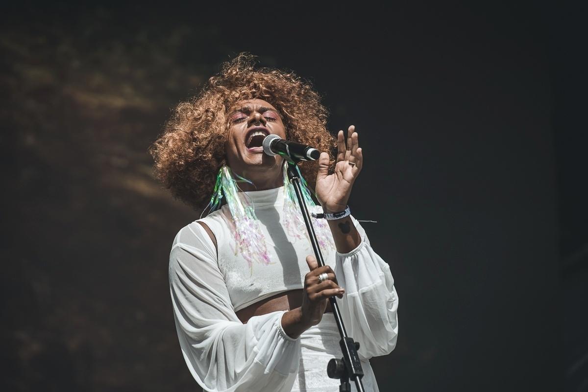 Liniker se apresenta no segundo dia do Lollapalooza. Show teve problema técnico e acabou antes do esperado - Mila MaluhyDivulçação