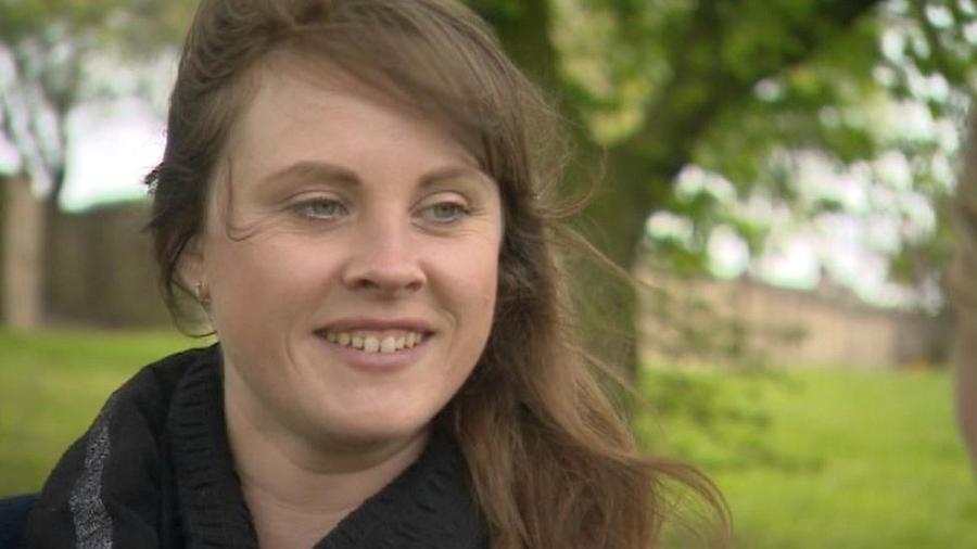Rebecca Barker, de 37 anos, diz que dependência em sexo arruinou seu relacionamento e a levou a se isolar - BBC