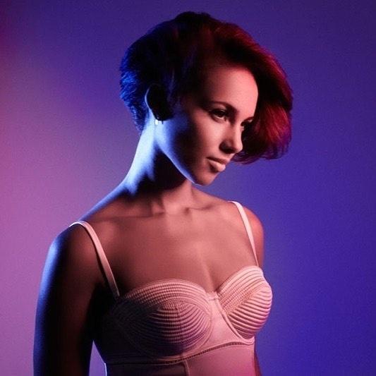 Bob curto, liso e com fios vermelhos - Reprodução/Instagram