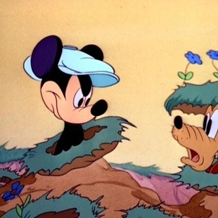 Mickey e Pluto em desenho dos anos 40 - Reprodução