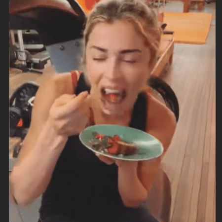 Grazi Massafera é filmada por Angélica comendo bolo - Reprodução/Instagram