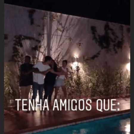 Bruna Marquezine pula na piscina de sua nova casa com amigos - Reprodução/Instagram
