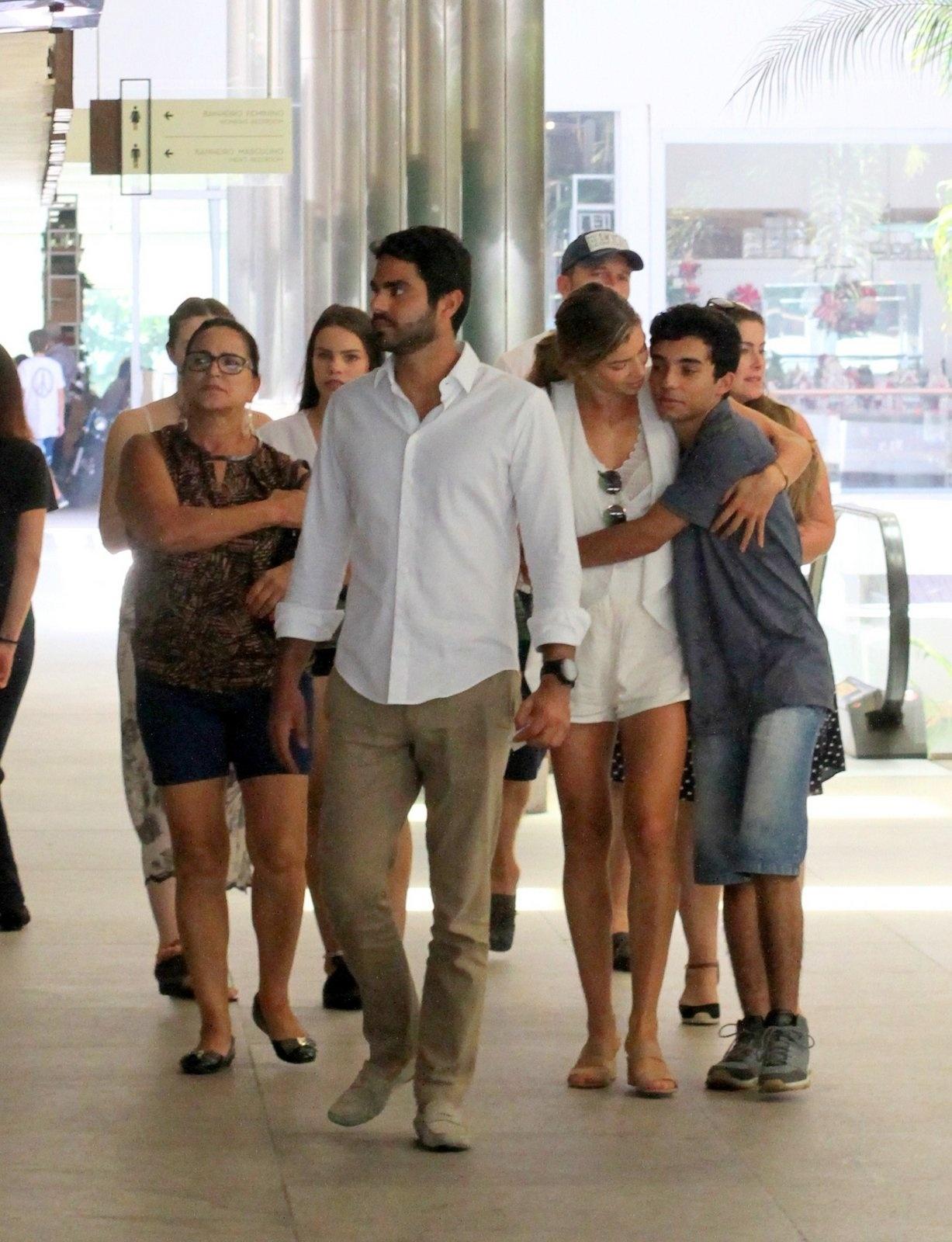 Grazi Massafera almoça com a família e o namorado no Rio de Janeiro; na foto, ela aparece abraçada ao irmão - AgNews/Daniel Delmiro