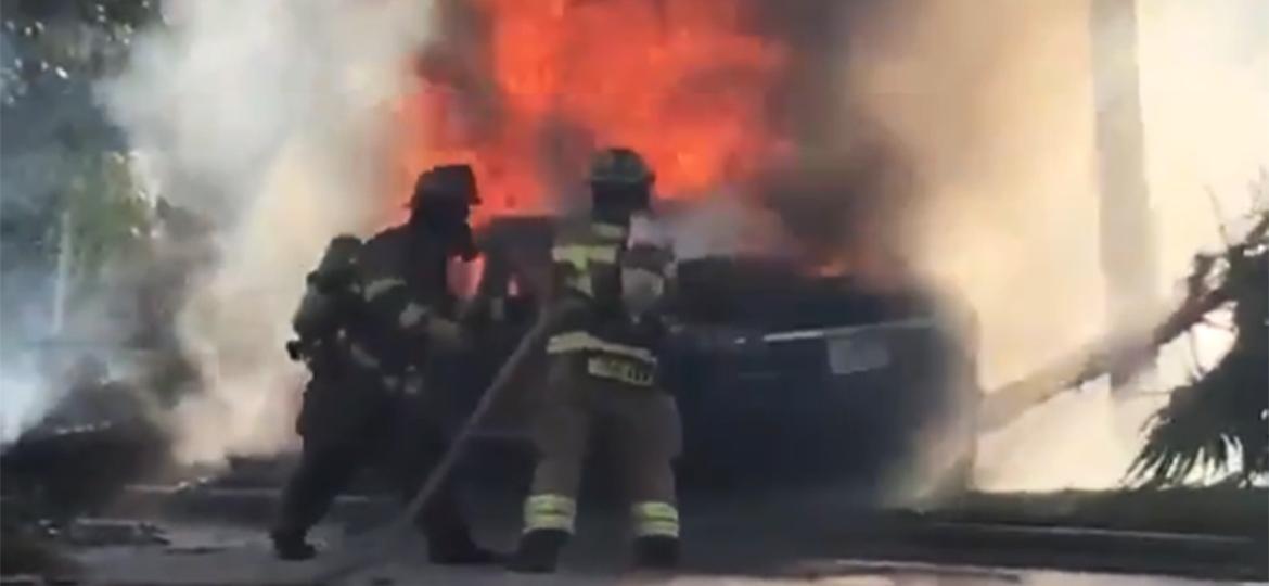Tesla Model S ficou travado e impediu bombeiros de resgatarem motorista antes do incêndio - Reprodução/Twitter