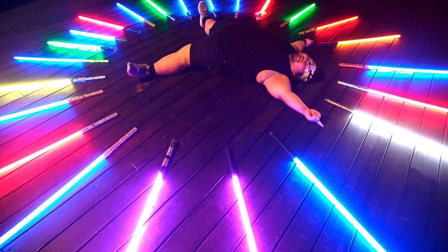O taiwanês Makoto Tsai, que produz sabres de luz para fãs de "Star Wars" - Sam YEH AFP