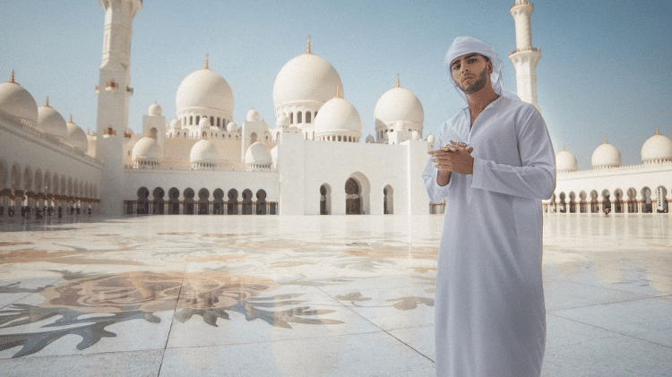 Younes Bendjima posa na mesquita de Sheikh Zayed, em Abu Dabi - Reprodução/Instagram - Reprodução/Instagram