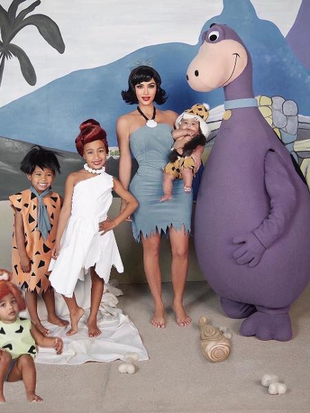 Kim Kardashian e a família se fantasiam de Flintstones - Reprodução/Instagram